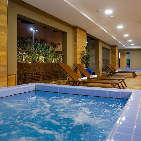 Olimpia Park Resort - Em frente à portaria do Thermas dos Laranjais, hotel in Olímpia