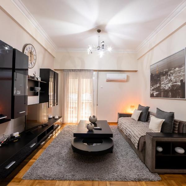 2bed renovated flat close to Ampelokipoi metro, Atény