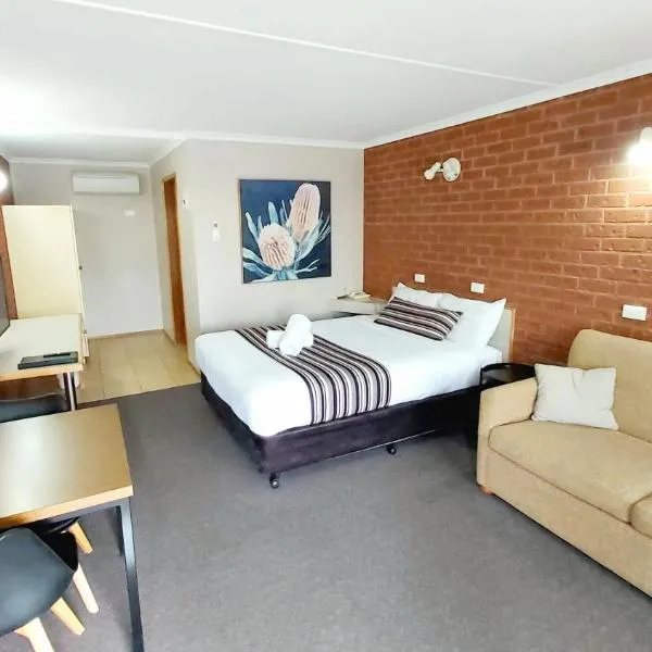 Country Mile Motor Inn、フォーブスのホテル