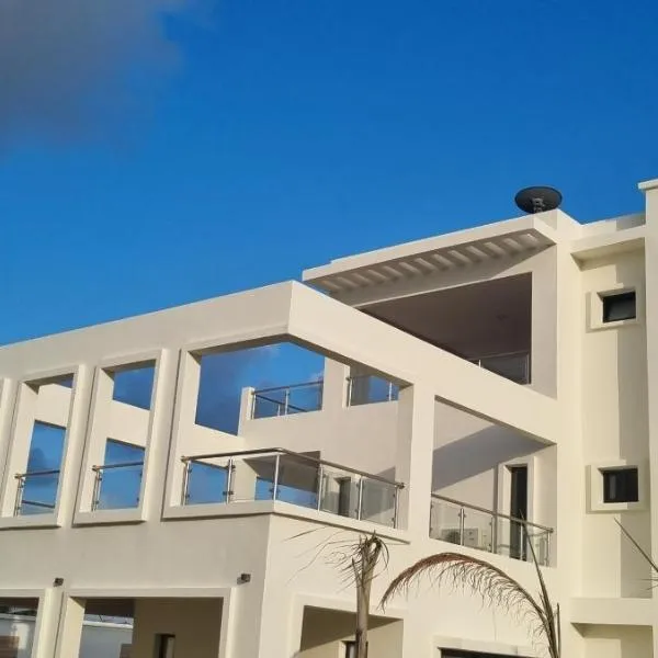 Villa Bolati, avec piscine, jacuzzi, jardin et vue, hotel en Bonoua