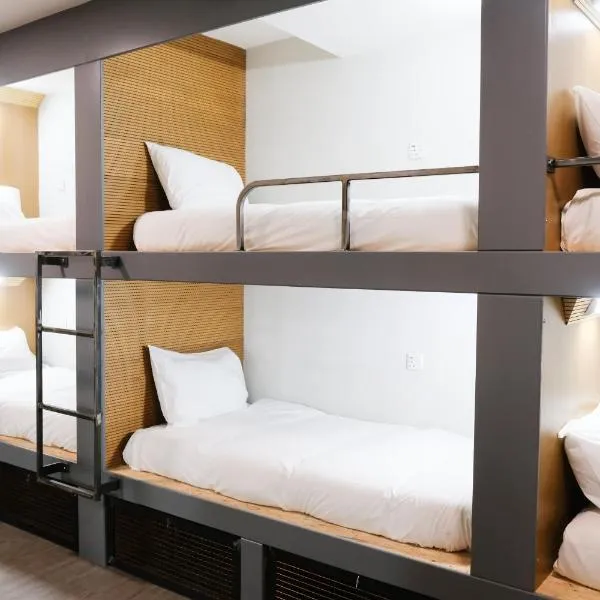 Cwtsh Hostel, Hotel in Swansea