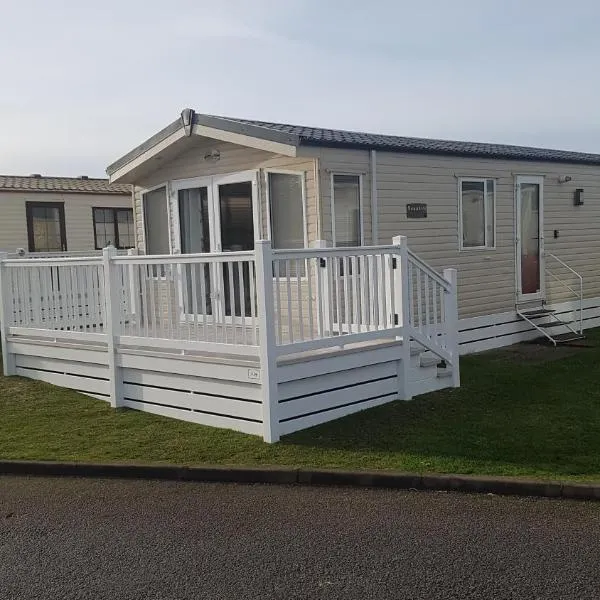RICK'S RETREAT static caravan near the beach with free wifi, hotel in Lossiemouth