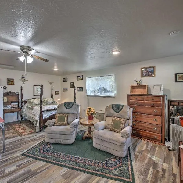 Pet-Friendly Libby Cottage with Mountain Views!、Libbyのホテル