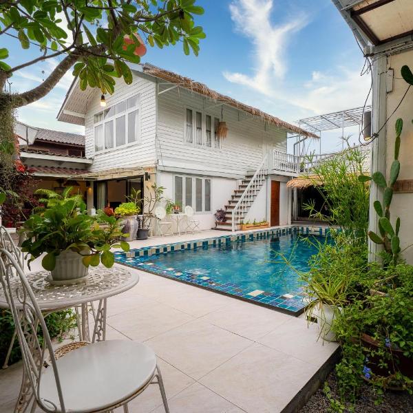 Secret garden pool villa