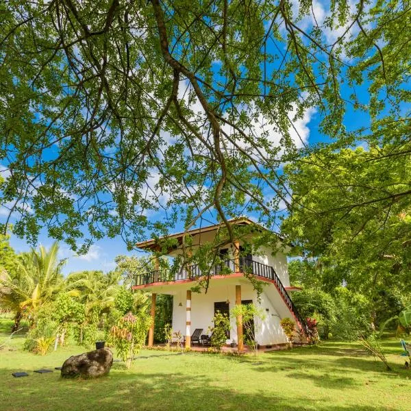 Rock Violet Lakefront Cabanas & Restaurent, ξενοδοχείο στο Tangalle