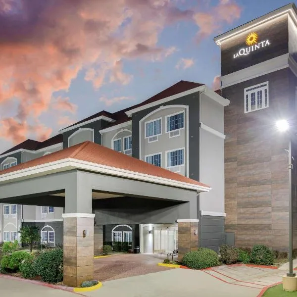 La Quinta Inn and Suites by Wyndham Paris, Hotel in Paris