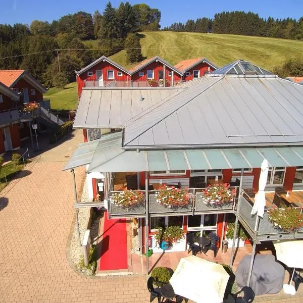 Village Hotel Bayerischer Wald – hotel w mieście Neukirchen