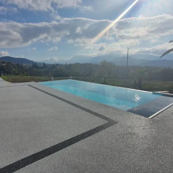 Studio indépendant vue magnifique et au calme، فندق في كريست