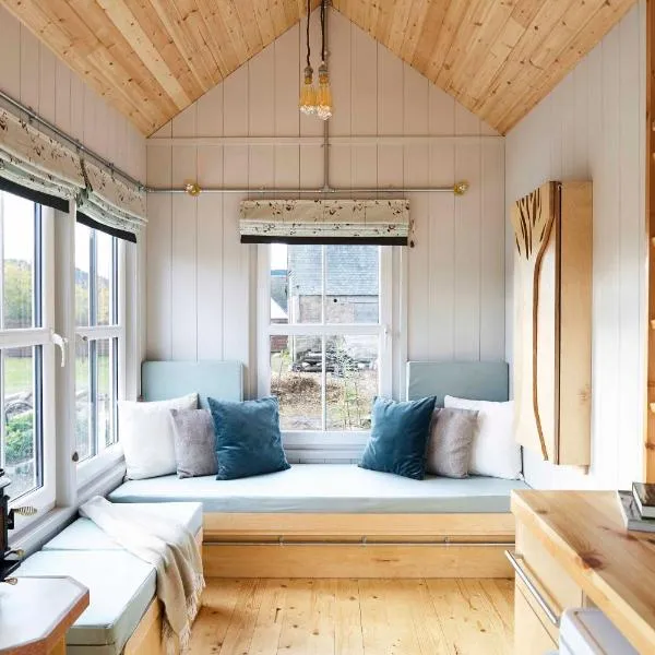Aileen - Unique tiny house with wood fired roll top bath in heart of the Cairngorms、バラターのホテル