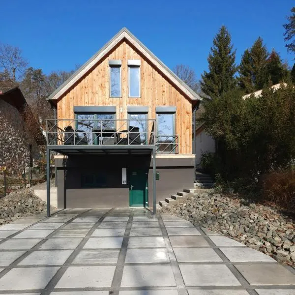 Holzhaus Sikonda, hotel in Komló