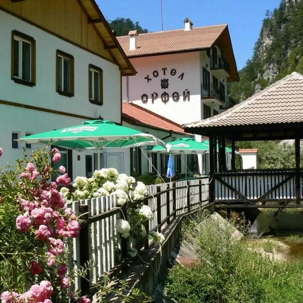 Семеен хотел Орфей, hotel Teshel városában