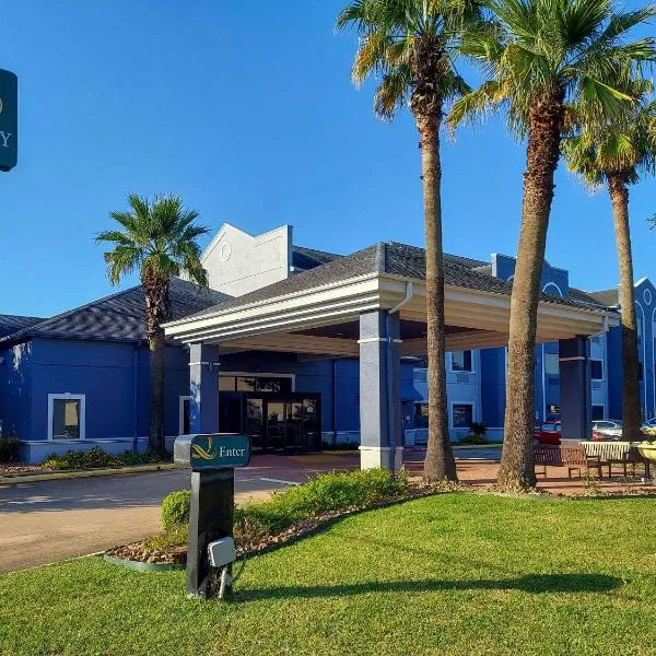 Quality Suites Houston NW Cy-Fair，位于休斯顿的酒店