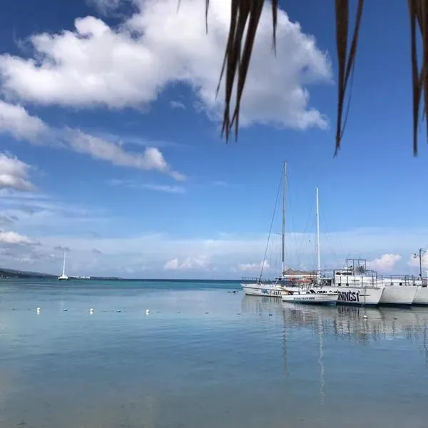 Contemporary Ocean view 2bed Carib Ocho Rios Condo, Hotel in Ocho Rios