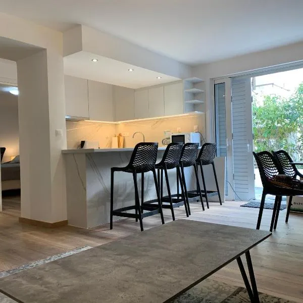 LIVAS Athens Voula garden bungalow, hotel v Aténách