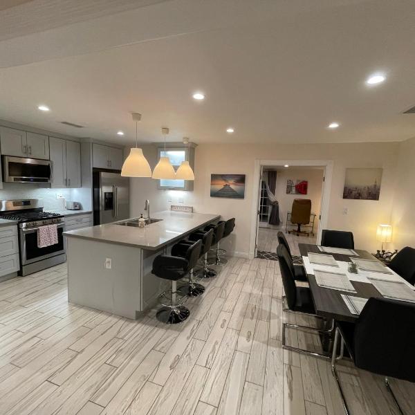 Cheerful, Beautifully Remodeled, Modern, Comfortable Home, Los Angeles