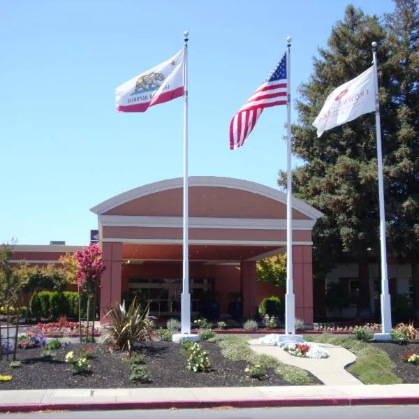 Concord Plaza Hotel, hotel a Concord