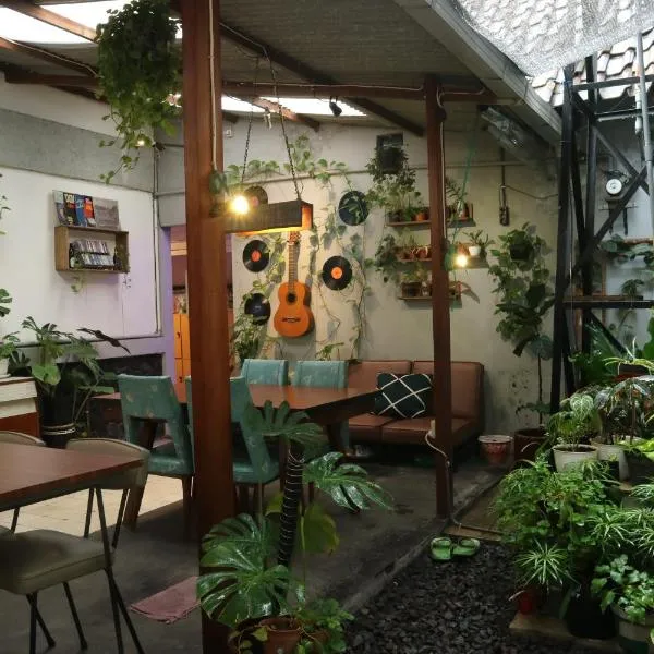 SEMERU HOSTEL MALANG, hotel v destinaci Malang