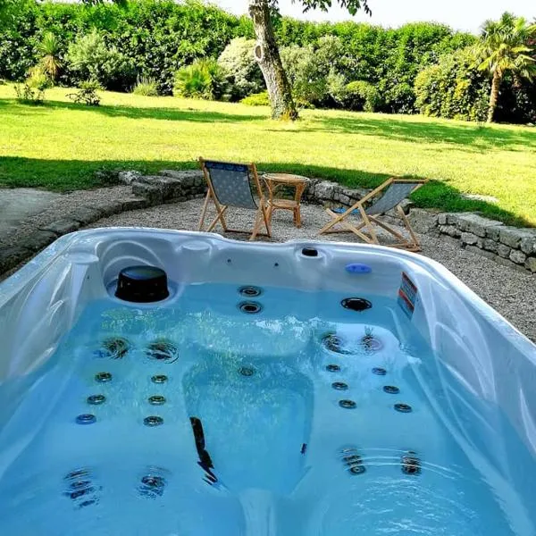 Gîte dans une ambiance végétale avec Spa privatif, hotel v destinaci Jazennes