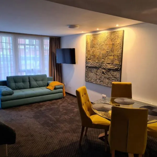 City Center Apartmanház、エゲルのホテル