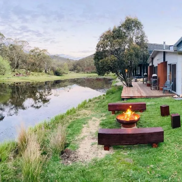 Stillwater Chalet A - Amazing Lakefront 2BR Chalet l BBQ l Gym l Tennis l Indoor Pool, hotel in Crackenback