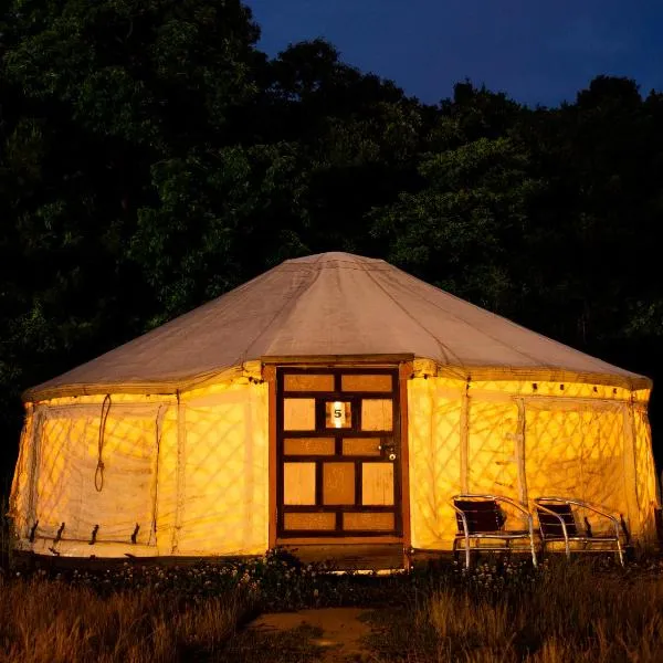 直島町ふるさと海の家 つつじ荘 -Seaside Stay Tsutsujiso-, hotel in Naoshima