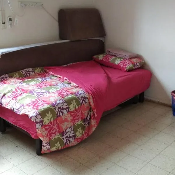 Private room near the Airport for amazing people, hôtel à Lod