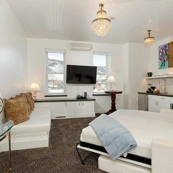 Independence Square 310, Chic, Remodeled Studio w/ Great Location in Aspen, A/C, & Kitchenette, hotel em Aspen