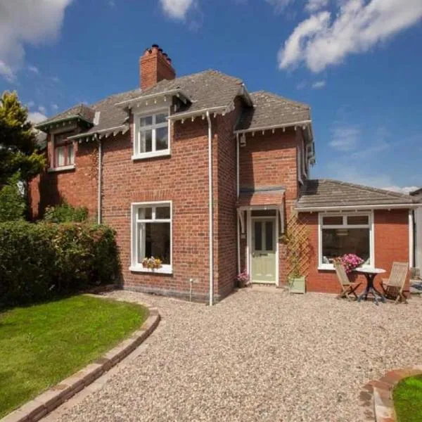 Beersbridge Cottage near Titanic Centre & Airport, khách sạn ở Belfast