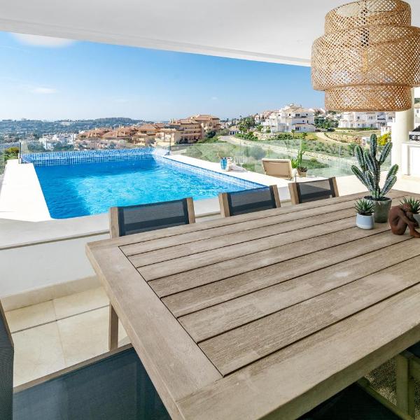 LMR- Luxury apartment, private pool, stunning view, families only,