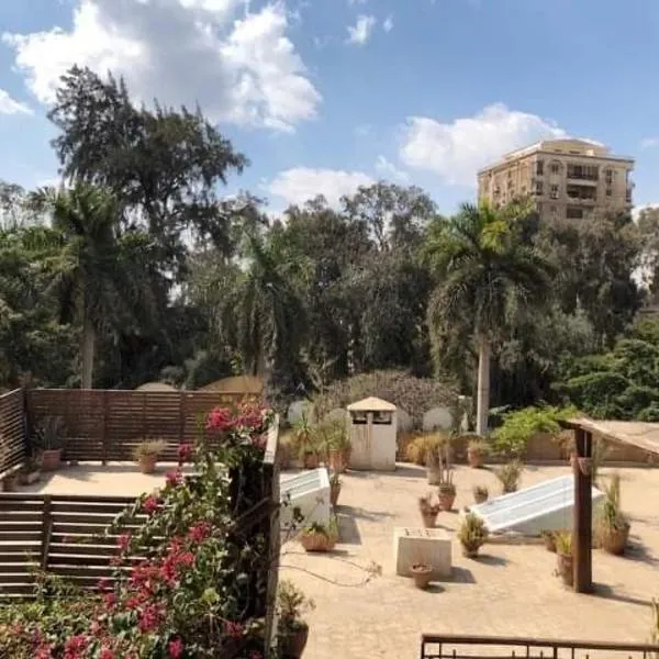 Lovely gorgeous apartment among green Maadi, hotel a Il Cairo