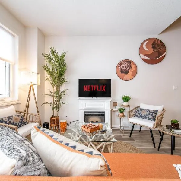 Bali Style Home - King Bed - Fireplace - Jacuzzi - Fast Wi-Fi - Free Netflix & Garage Parking, hotel in Edmonton