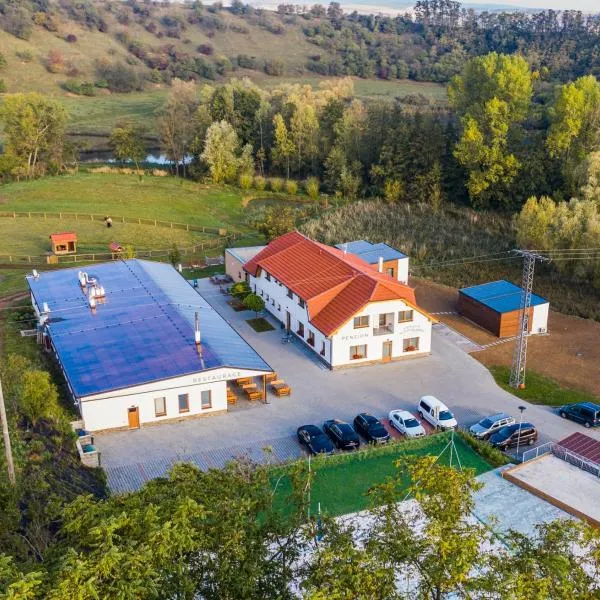 Na Zeleném statku, hotel i Rašovice
