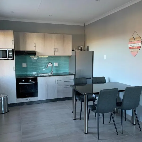 Elephant House, 2 bedroom House, Next to Pilanesberg and Sun City, hotel i Mogwase