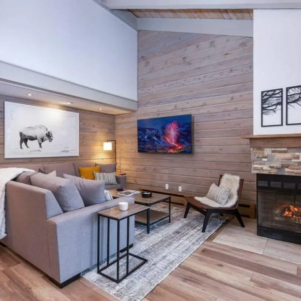 Updated 3 BR, 2 BA with Pool & Hot Tub - Stunning Mountain Views!, ξενοδοχείο σε Snowmass Village