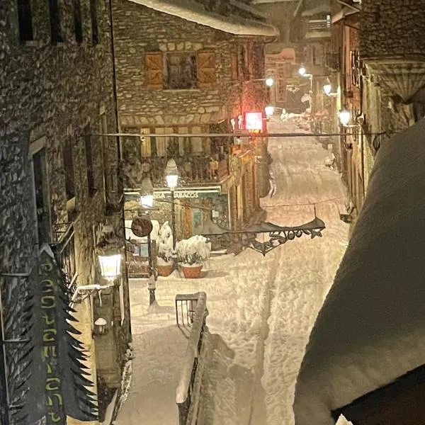 Apartamento turístico Nievesol 24 - Benasque, hotel in Benasque