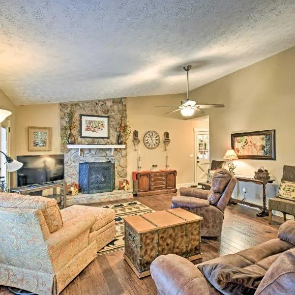 Comfy Jasper Getaway with Community Amenities!、ジャスパーのホテル