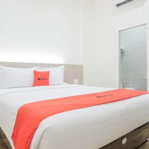 RedDoorz Plus @ Jalan Juanda Medan, hotel en Medan