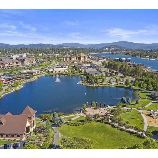 Modern Riverstone Condo with Grand Deck - Steps to Shops, Restaurants, Trails and River, hotel in Coeur d'Alene