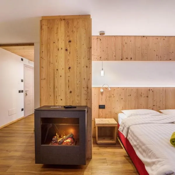 Chalet Osmar Suite 1, hotel in Campitello di Fassa