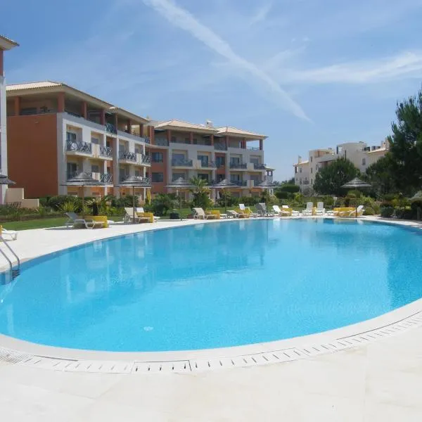 Luxurious first floor apartment with balconies overlooking pool and gardens., hotel em Albufeira