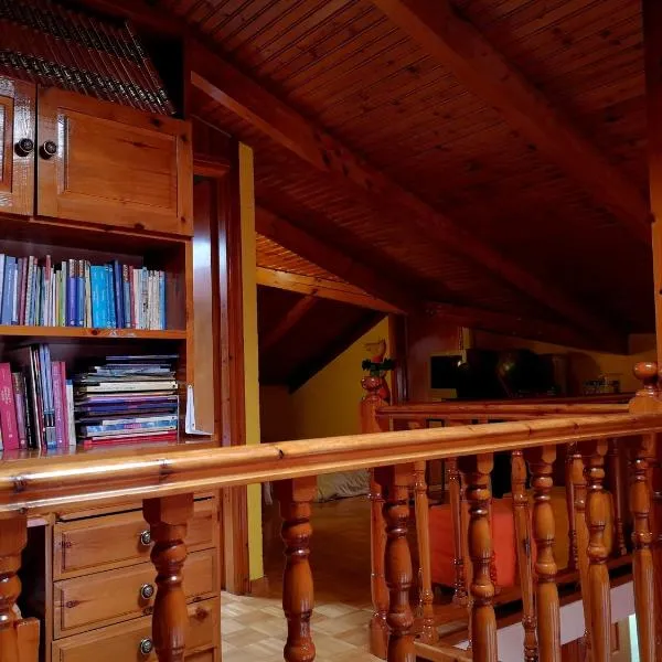 Ευχάριστο σαλέ με σοφίτα και τζάκι.，位于阿拉霍瓦的酒店