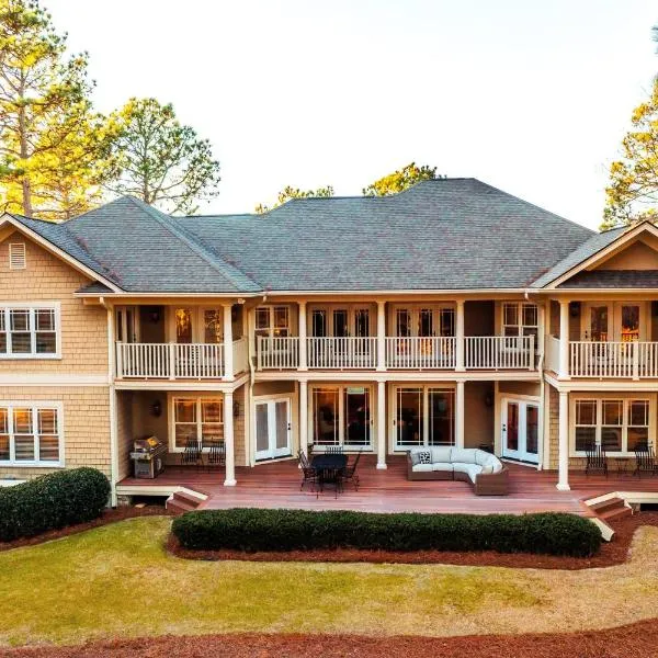 New - Spectacular️ Golf Views - Sleeps 20 - Pinehurst National #9 - Near DT Pinehurst!, hotel v destinaci Pinehurst