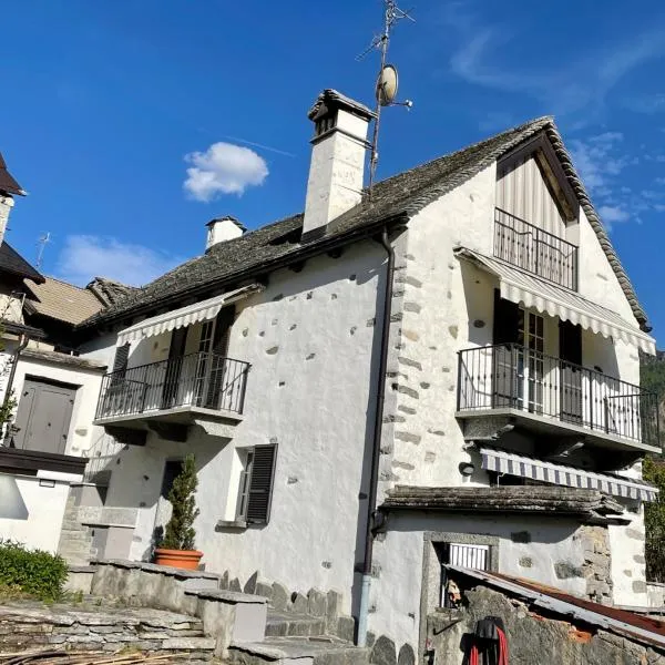 Casa indipendente con camino e mansarda., hotel in Re