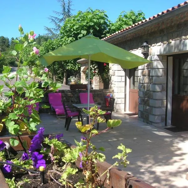 Aux Vieux Arceaux, hotel v destinaci Mercuer
