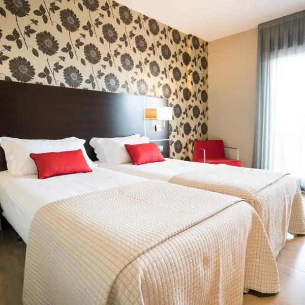 Hotel Piramide 2, hotel i Portonovo