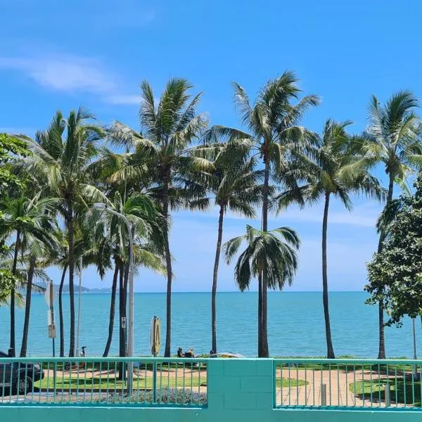 Emthree Seaside Apartments, hotel i Townsville