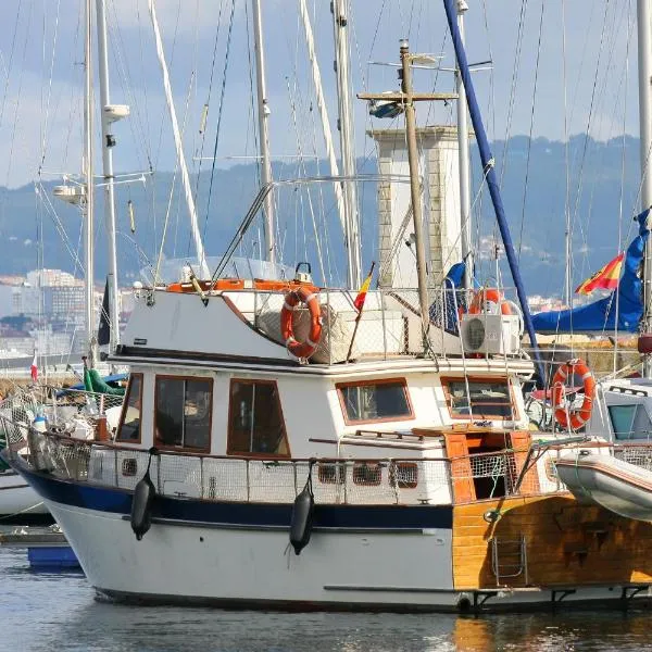 Barco 12 mts centro Cangas, hotel in Cangas de Morrazo