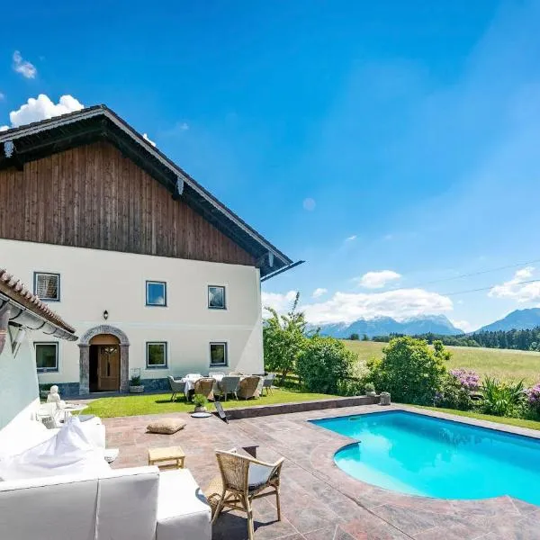 Chalet Wiesengut, Pool, Sunbeds, BBQ, Bikes for free, 15 min to salzburg and beautifull lakes sound of music, hotel in Adnet
