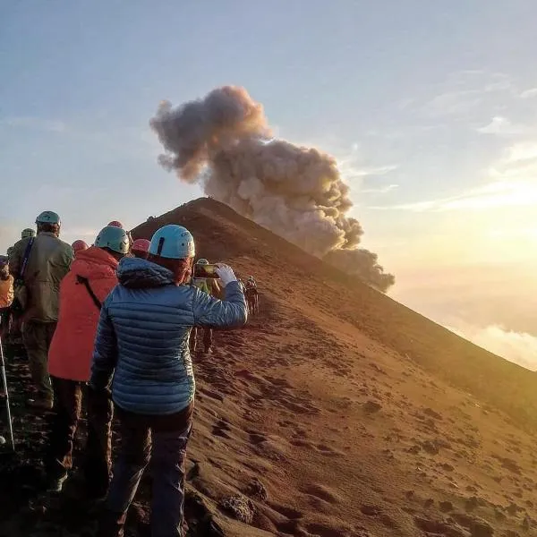 Stromboli Trekking Accommodation - Room and Excursion for 2 included, hotel v destinaci Stromboli
