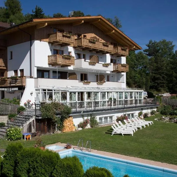 Naturhotel Edelweiss, hotel v mestu Terento